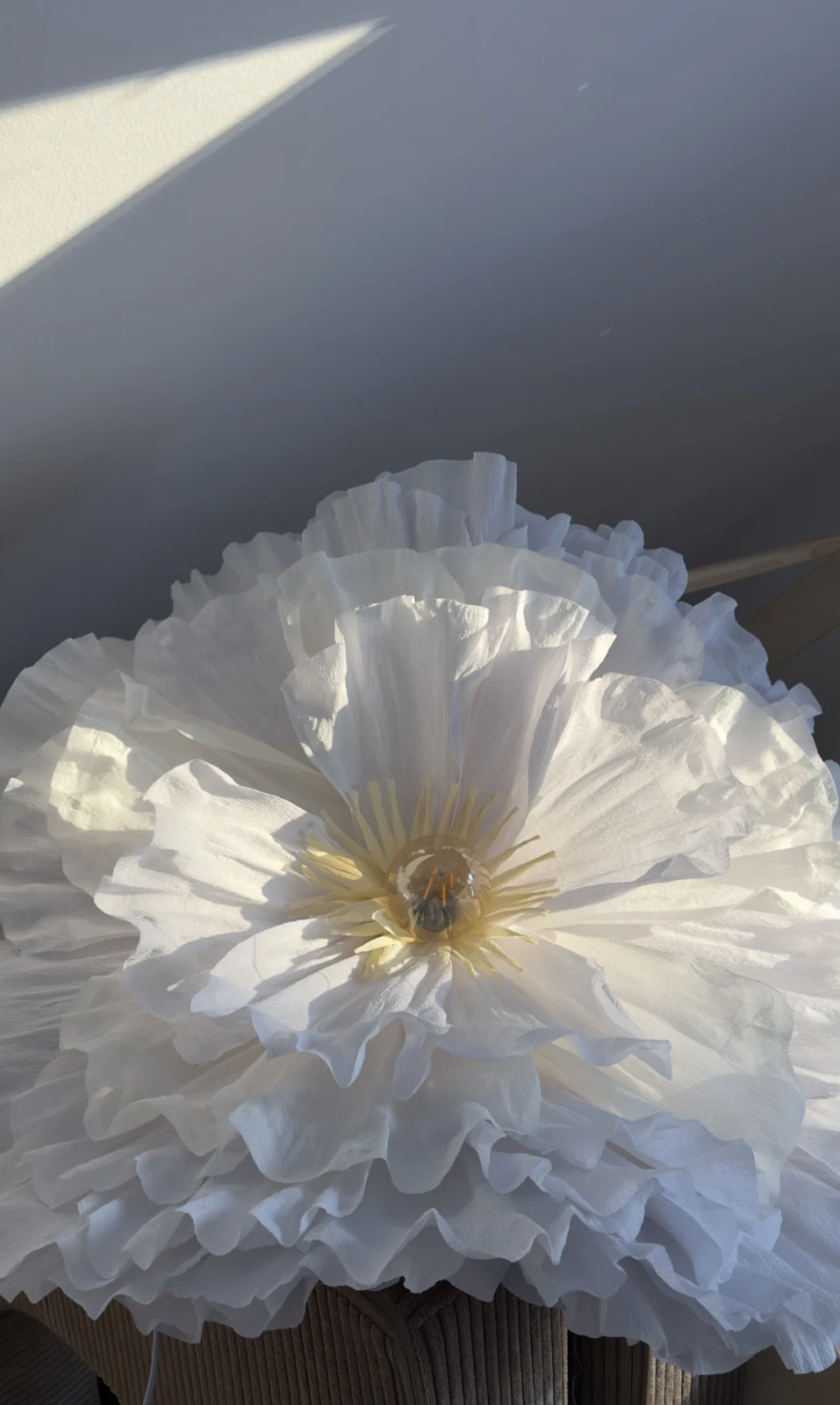 Weiße Giant Flower Lamp aus Krepppapier